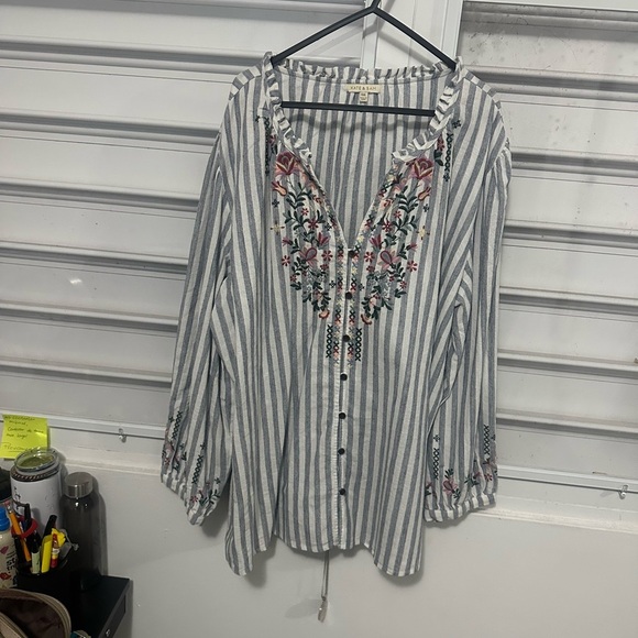 Women's Floral Embroidered Blouse - Picture 2 of 6